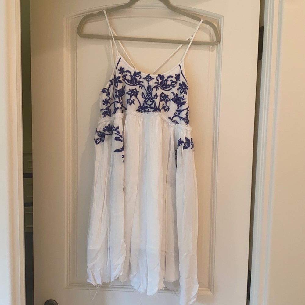 White gauze top with blue stitch detailing